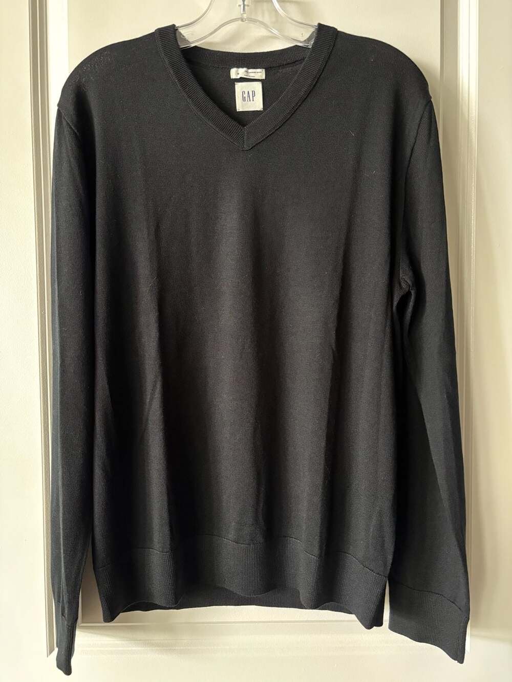Gap Merino Vee OC True Black 100% Merino Wool V-Neck Sweater Size M